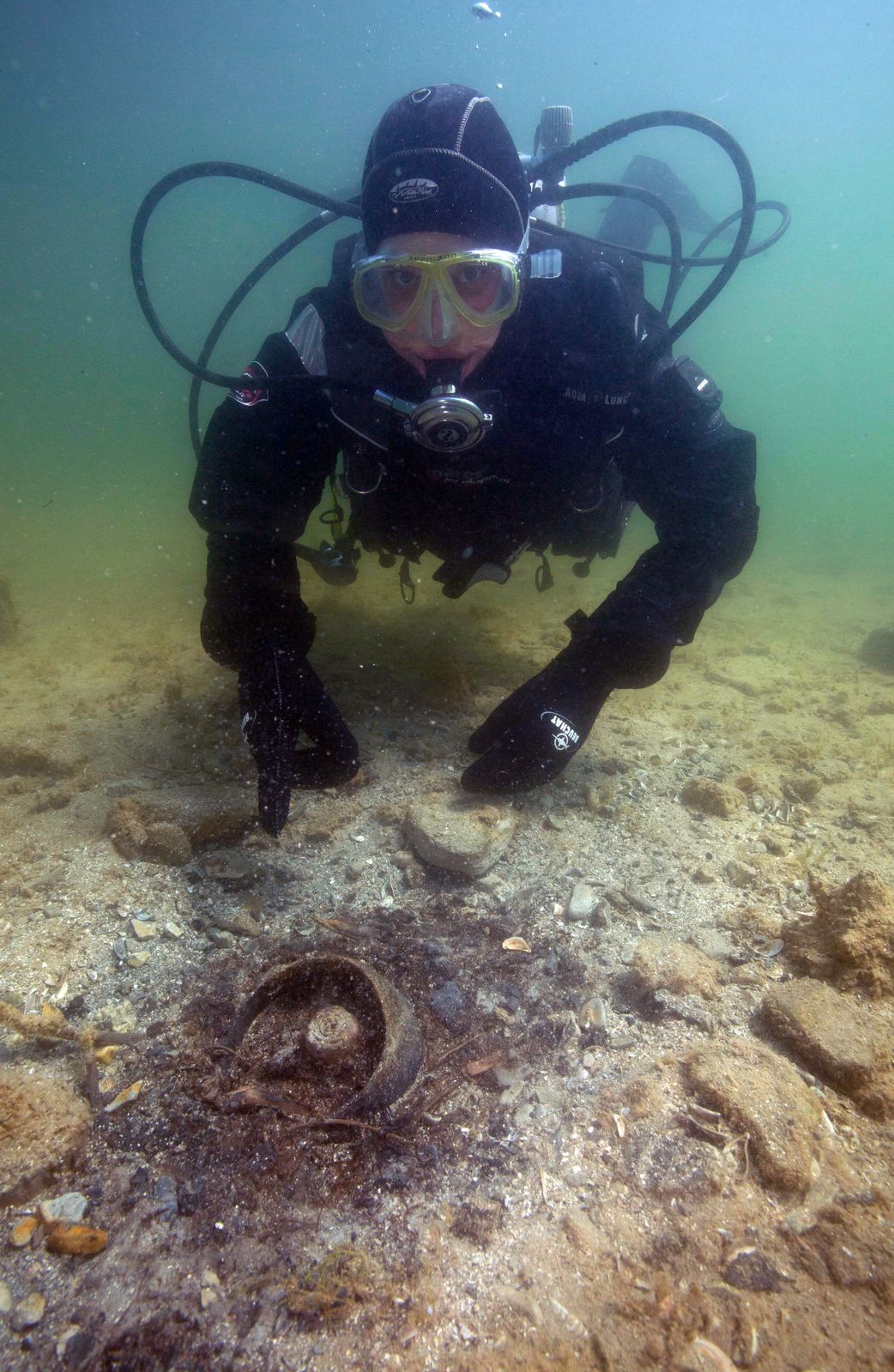 Taucher mit archäologischen Funden