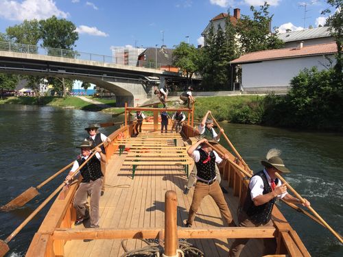 ROWING DOWNSTREAM AND RETURNING UPSTREAM BY HORSE-DRAWN BOAT ON THE TRAUN