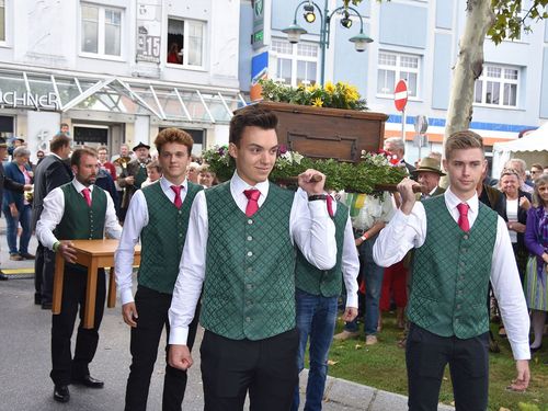 "Ladumtragen" – The Winemakers’ Guild Chest Procession in Mistelbach