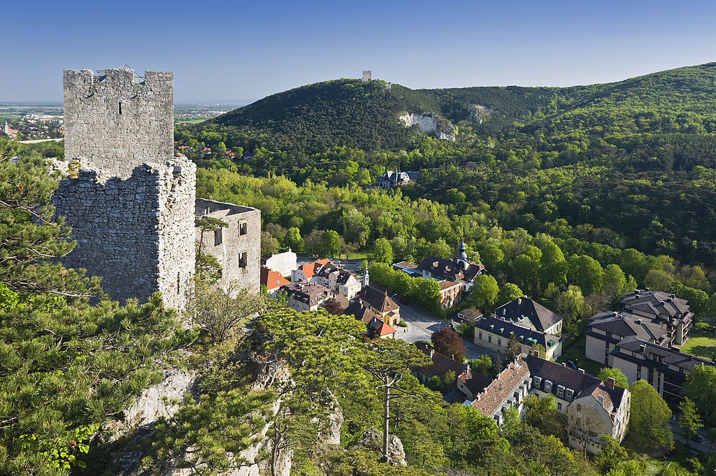 Burgruine Rauhenstein am Eingang des Helenentals