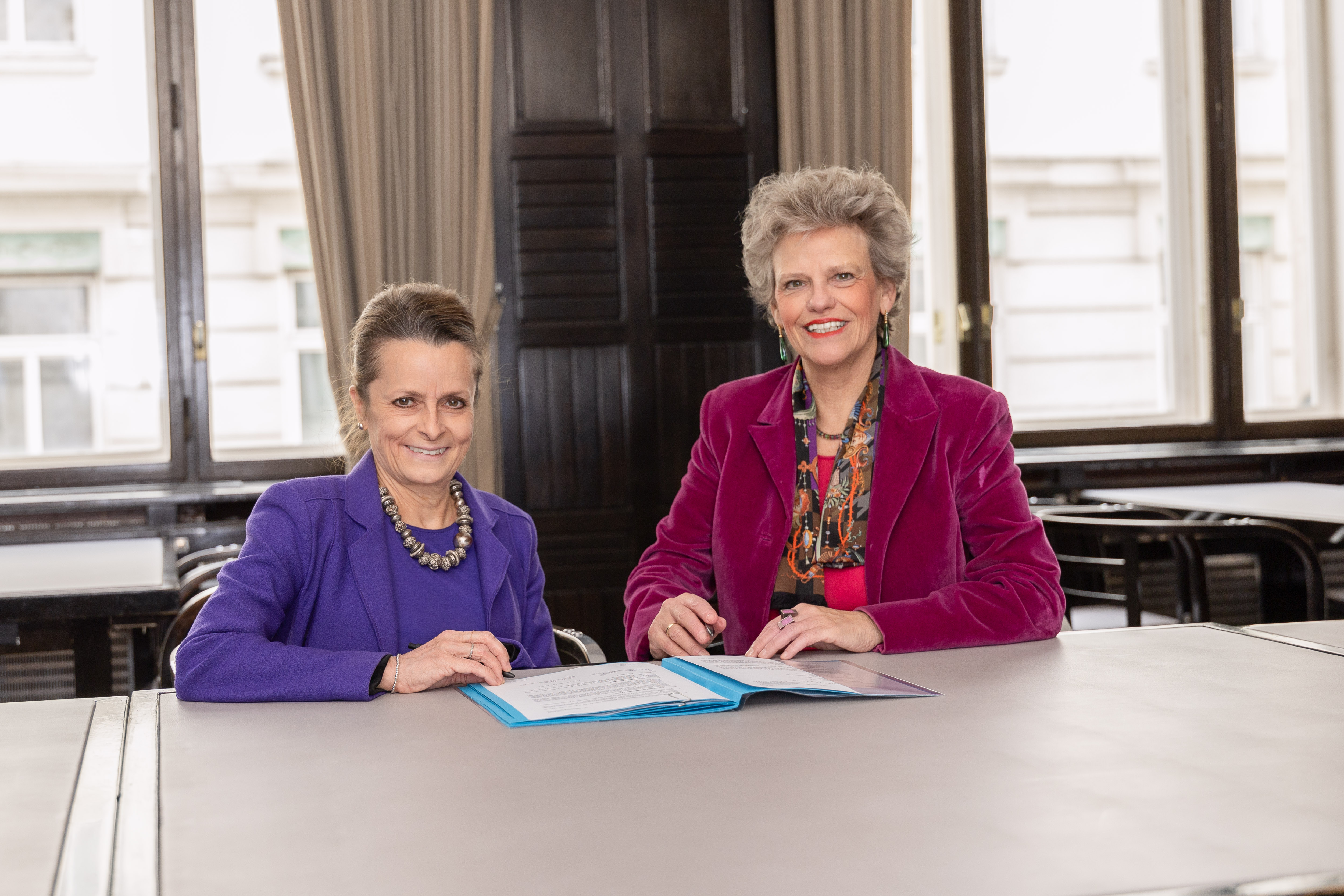 Christine Dornaus, Geschäftsführerin der Bundesimmobiliengesellschaft (li.), und Sabine Haag, Präsidentin der Österreichischen UNESCO-Kommission (re.) unterzeichneten den Mietvertrag Christine Dornaus, Geschäftsführerin der Bundesimmobiliengesellschaft, und Sabine Haag, Präsidentin der Österreichischen UNESCO-Kommission unterzeichneten den Mietvertrag
